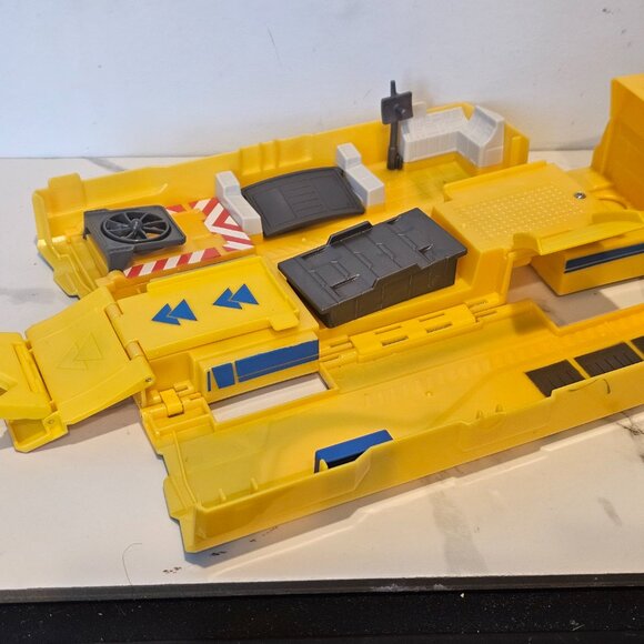 Disney Pixar Cars Hauler Collection Cruz Ramirez's Hauler Truck - Picture 9 of 15